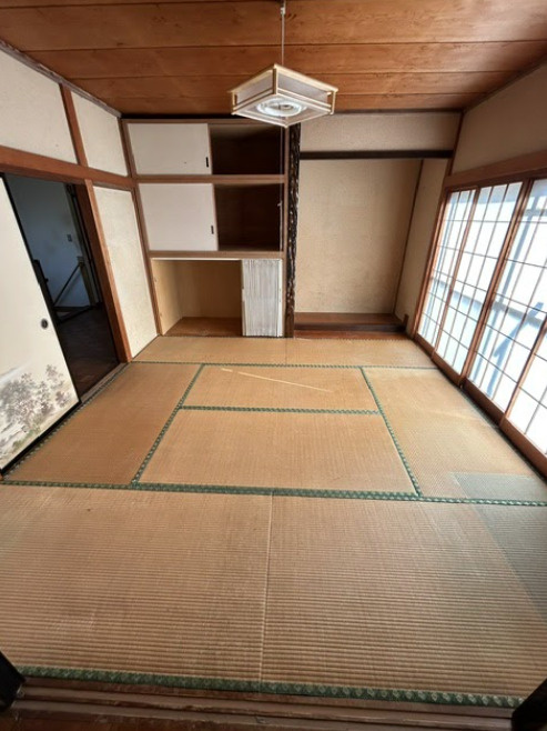 日本の伝統美を感じる、落ち着きある本格和室です。床の間や天袋付きの収納、障子窓を備え、井草の香りに癒される客間や寝室として、多用途に使えるゆとりの空間です。