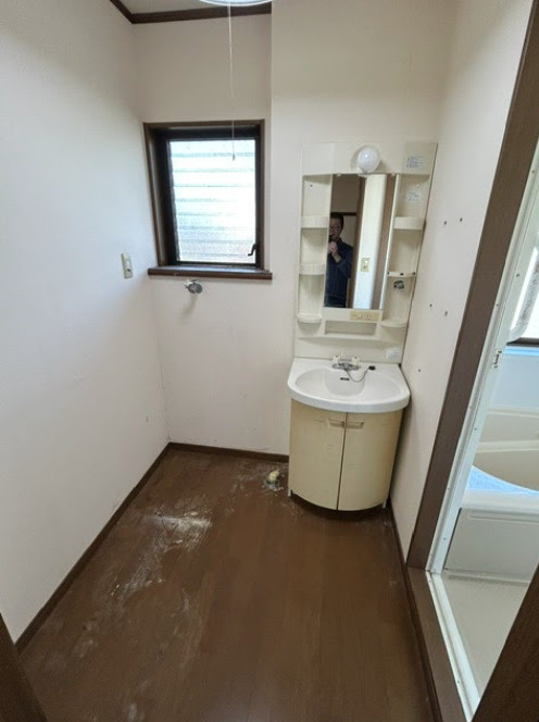 窓付きで換気もしやすい、独立洗面台のある脱衣スペ－スです。鏡の両脇に小物が置ける便利な洗面台で、洗濯機置場もスム－ズに確保できる使い勝手の良い動線が魅力です。