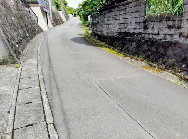 車通りが少なく落ち着いた前面道路に面した、静寂に包まれた住環境です。高台に位置するため通行人の視線も気になりにくく、毎日のんびりと穏やかな暮らしを叶えられます。