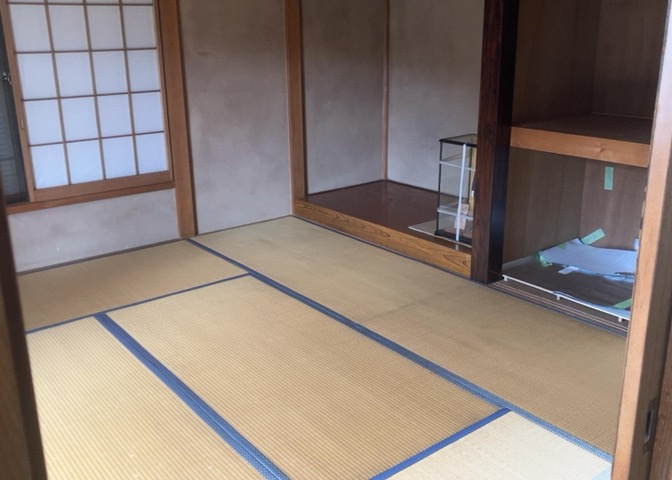 洋室のメリットは重い家具が置きやすく、身の回りが整理しやすいことです。　床がフローリングのため畳とは異なり凹みにくいです。　クローゼットなど収納が豊富で、普段使わない旅行カバンや服の整頓も簡単にです。