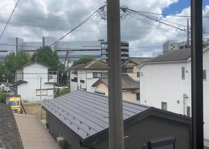 バルコニーは、室外の専用スペースのうち、「屋根がなく開放された空間」であるものを指します。ベランダより広いタイプのものが多く、日当たりもよいため家庭菜園などを楽しみたい人にとって適した環境となります。