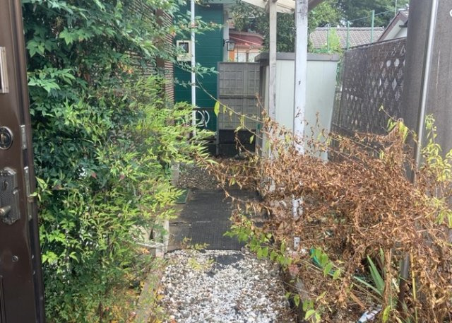 庭があることでガーデニングや家庭菜園はもちろん、こどもの遊び場やペットを放して遊ぶことができます。また、家の周囲に余裕があるということです。隣地との間があれば、十分な日当たりと、風通しが確保できます。