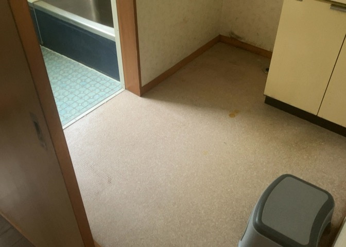 多くの戸建て住宅で見かける洗面脱衣所は、洗面台と洗濯機が2畳ほどのスペースに並べられていて、洗面所が脱衣所を兼ね備えている間取りが一般的です。お客様が利用することもある、パブリックな空間でもあります。