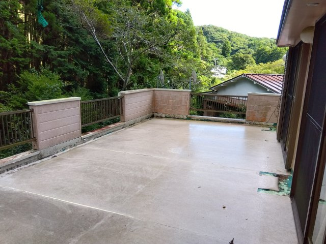 広いバルコニーがあります。家族・友人とバーベキューが楽しめます。夏にはプールもおすすめです。