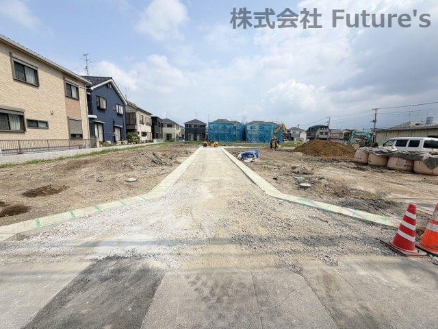前面道路含む現地写真です。