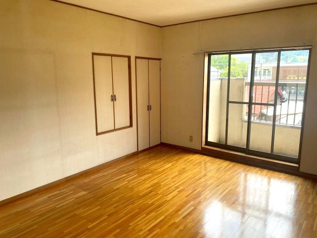 9.5帖の洋室は3面採光につき一日通して明るい室内空間♪