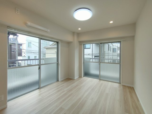 【洋室約6.5帖】　陽光が似合う、ナチュラルな装い。様々なインテリアコーディネートを楽しめます。