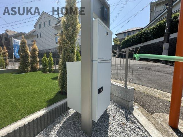TVモニター付インターホン、さらに宅配ボックス付きのメールボックスになります。