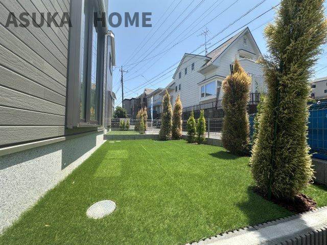 芝生の緑がまぶしいお庭スペースです。癒しの場所となりそうです。