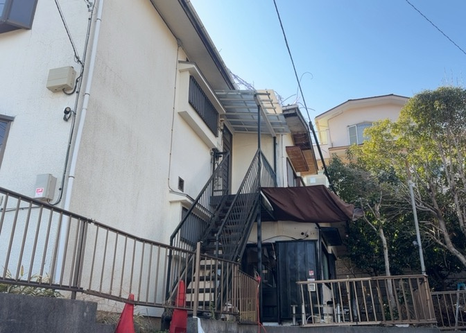 玄関は家の顔でもあり、家族以外の目にも止まる場所です。玄関は外との間を仕切る扉、靴などをしまっておく収納スペース、靴脱ぎのたたきスペース、来客とのやり取りをするドアホンなど複数のアイテムからなります。