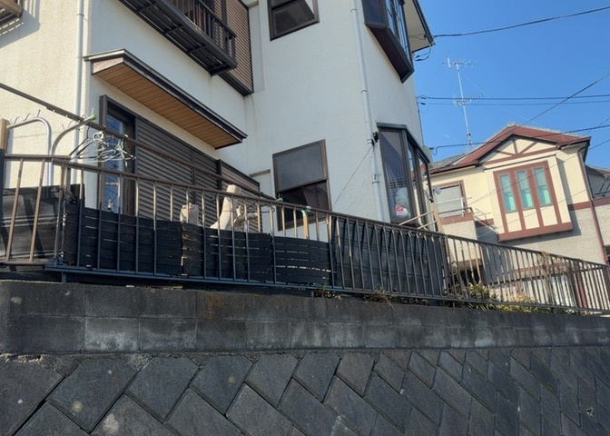 バルコニーは、室外の専用スペースのうち、「屋根がなく開放された空間」であるものを指します。ベランダより広いタイプのものが多く、日当たりもよいため家庭菜園などを楽しみたい人にとって適した環境となります。