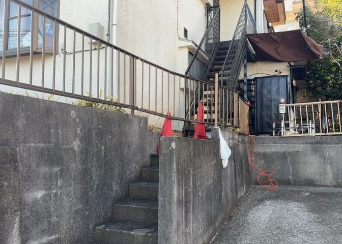 建物の基礎工事の方法は、主流となっているベタ基礎（防湿基礎）と布基礎の2種類に分類され、床下の通気性や耐久性などに違いがあります。建物の基礎部分の構造や付帯設備など詳細については現地でご確認ください。