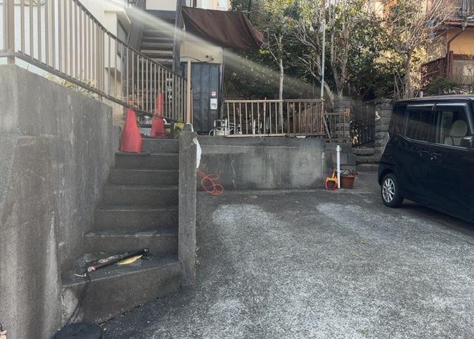 玄関ポーチにおいて最も重視すべきと言っても良いのが広さです。適切な広さの玄関ポーチでないと外見的なバランスは崩れてしまいますし、何より使いにくくなってしまいますので、現地で実際に下見をしてみましょう！