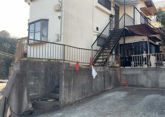 床下換気口は、床下に湿気がこもることを防ぎ、効果的に換気を行うために設置されています。床下換気口が設置されていない建物は、基礎パッキング工法などにより換気を行なっています。詳細は現地でご確認ください。