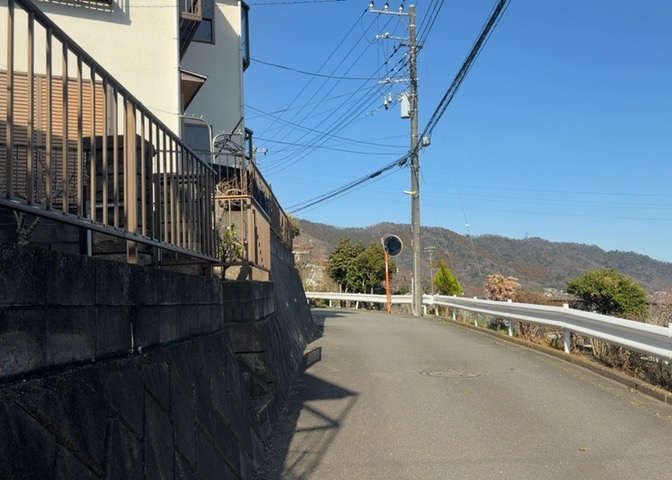 南側道路の場合は長い時間光を入れ込むことができるため、庭やリビングを道路側に持ってくることが多く土地価格も高い傾向にあります。一方北側道路だとリビングや庭が南側になりプライバシーを守ることができます。