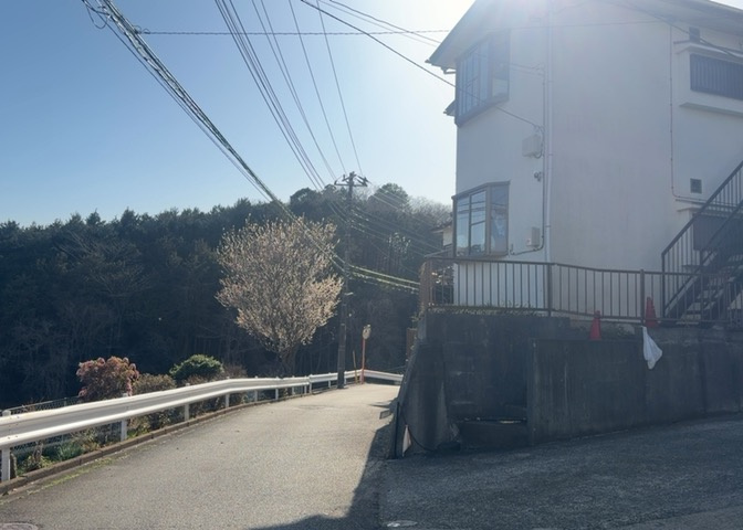 東側道路の場合は居室を南向きに設計しやすいため、朝日が入りやすいというメリットがあります。一方、西側道路も東側同様に居室を南向きに設計しやすいのですが、住宅地だと朝日が入りにくいという弱点があります。