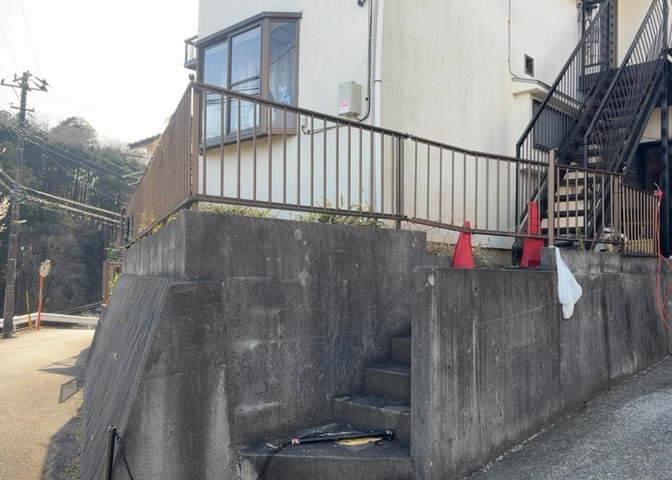 庭のある家に住むことのメリットとして、子どもたちの遊び場を確保できること、ガーデニングや家庭菜園を楽しめること、明るさを確保できることがあります。また、配置を工夫することでプライバシーが確保できます。