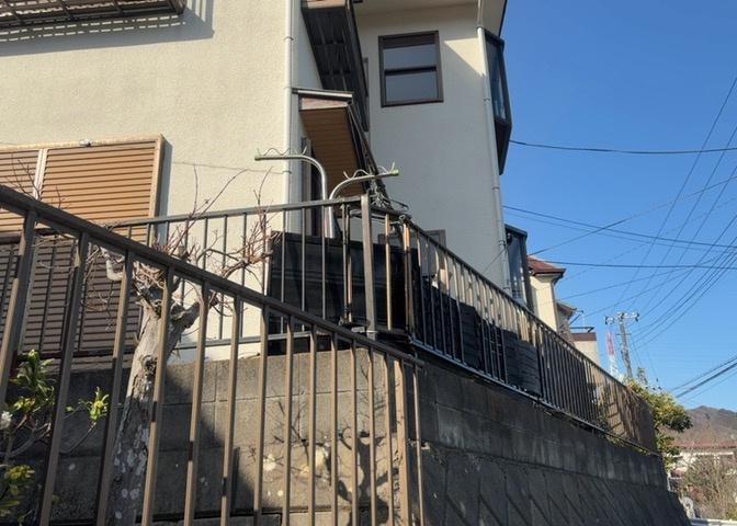 バルコニーは、建物内から室外へ楽に出入りできる便利なスペースです。また、バルコニーには手すりを付けることが義務付けられており、手すりの高さは110cm以上で施工することが建築基準法で定められています。