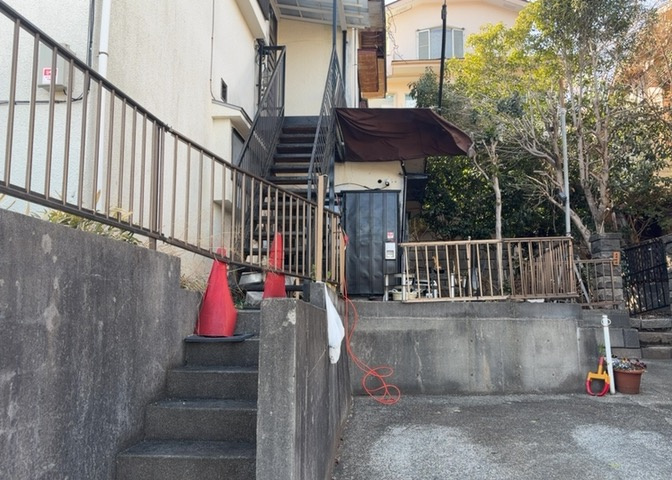 玄関は家の顔と言っても過言ではありません。現地を見学する際は玄関の広さや全体のバランスなどを見てみるといいでしょう。一般的なアプローチのしやすさだけではなく、お年寄りにも優しい設計のものだと安心です。