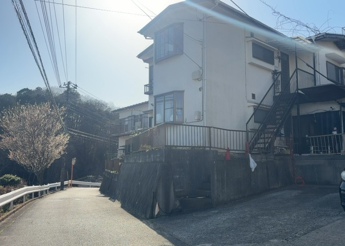 住宅用の土地では前面道路に2m以上接していなければならないと法律で定められています。しかし、お持ちの車のサイズやライフスタイルなどにより、2mでは利便が悪い場合もございますので、事前に確認しましょう。