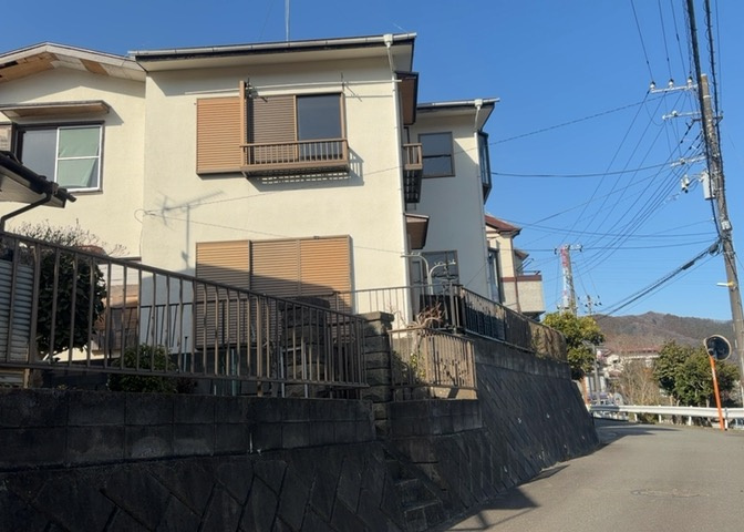 道幅が広い場所は日当たりや風通が良好です。幅が広いのですれ違いも可能ですし大きな車でも駐車可能！一方で、大型車が通ることも多くなるため交通量の増加により騒音に繋がります。また土地の値段が高くなります。