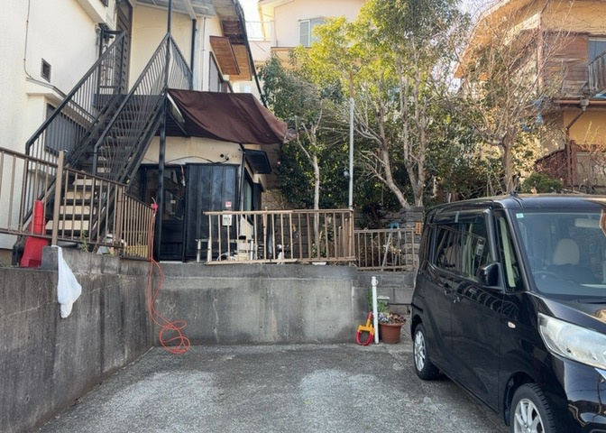庭があることでガーデニングや家庭菜園はもちろん、こどもの遊び場やペットを放して遊ぶことができます。また、家の周囲に余裕があるということです。隣地との間があれば、十分な日当たりと、風通しが確保できます。