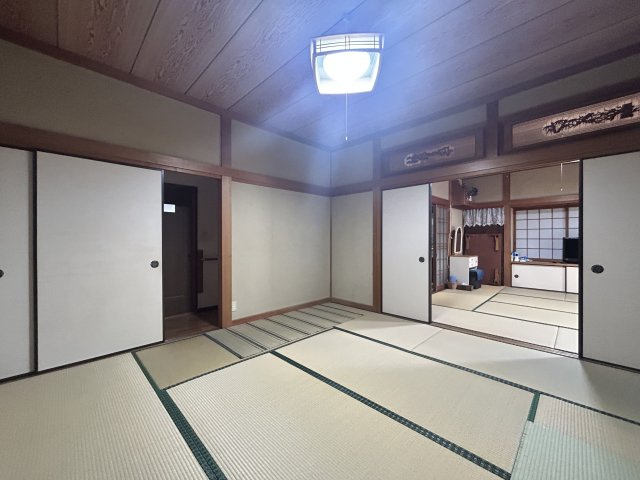 静けさに包まれた寛ぎの和室。いぐさの香りに癒やされます。