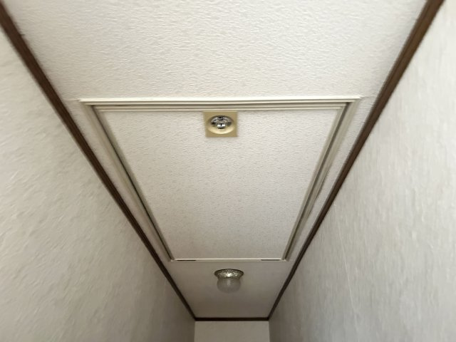 季節ものの収納などに重宝する小屋裏収納付きです