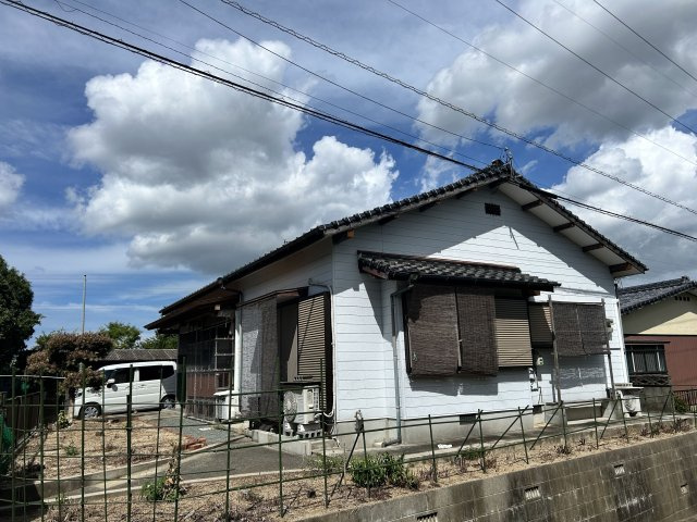 静かな住環境に佇む平屋住宅。ゆとりある敷地周りで開放感があります。