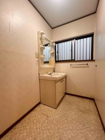 シンクの下に収納がついた独立洗面台。