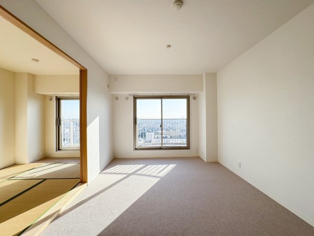 大きな窓から陽光が差し込む、開放感あるくつろぎ空間。団らんにぴったりです