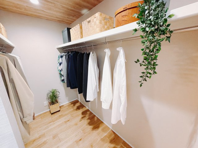 ■WIC｜主寝室には夢のウォークインがございます♪お洋服やバッグだけでなく、増えていくお洋服やご家族での思い出の品もしっかりと収納します(　＾＾　)
