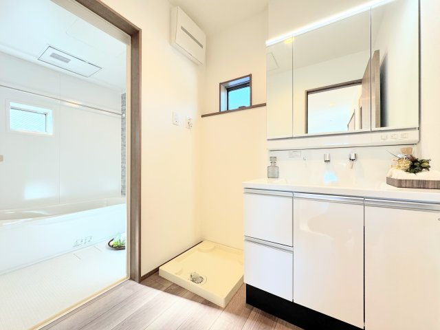 ◆毎日使う場所だから、機能的で使いやすさに配慮したパウダールーム。すっきりと使えるように収納も豊富にご用意しています。