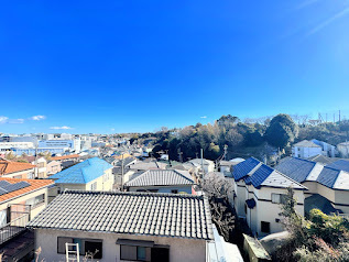 ◆気持ちのいい空が見渡せる広いバルコニー。爽やかな風を感じて、心躍る素敵な暮らしがはじまります。通風・採光にも優れ、心地よい光と風があふれています♪