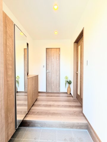 ◆光の渦が溢れた明るい玄関ホール。「おかえり」と「ただいま」が交差するお家の顔とも言える場所は爽やかで心地良い空間となっています。すっきり片付いた玄関で来客時にも自信が持てそう。