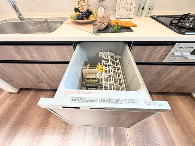 ◆食後の食器洗いは食洗機にお任せ！ご家族と団らんの時間を。家事の時短に効果大の食洗器付き。高温洗浄、節水効果もございます。