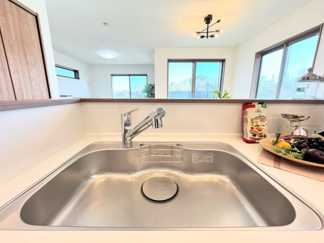 ◆浄水器一体型なのでシンクまわりがスッキリ！ハンドシャワー付きで便利。