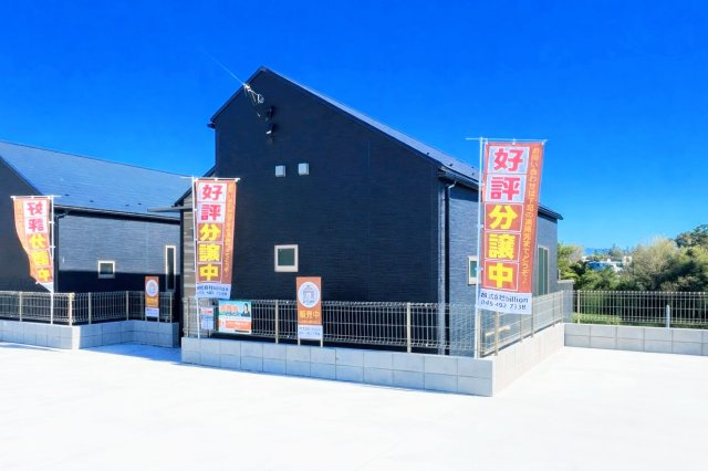 ◆堂々たる趣ながら、主張し過ぎずどこか余裕を感じさせるシャープなフォルムで佇む邸宅は、晴天の空と照らし合わせる事で、本来あるべき完成形の姿を見せてくれます。