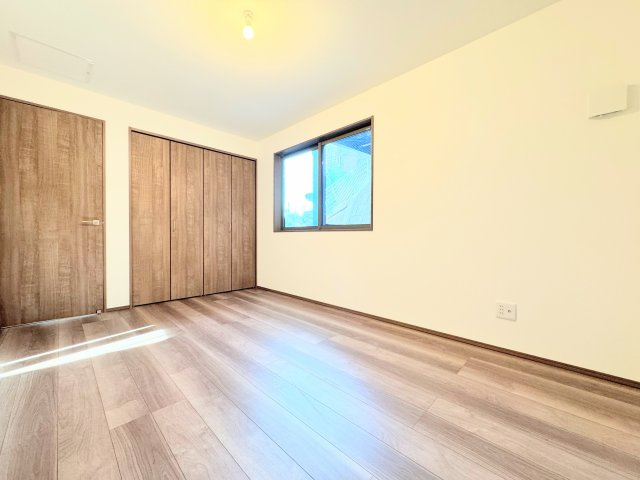 ◆気持ちの良い風が室内へ入り込む居室。家具を配置しても広々ご利用いただけます！！