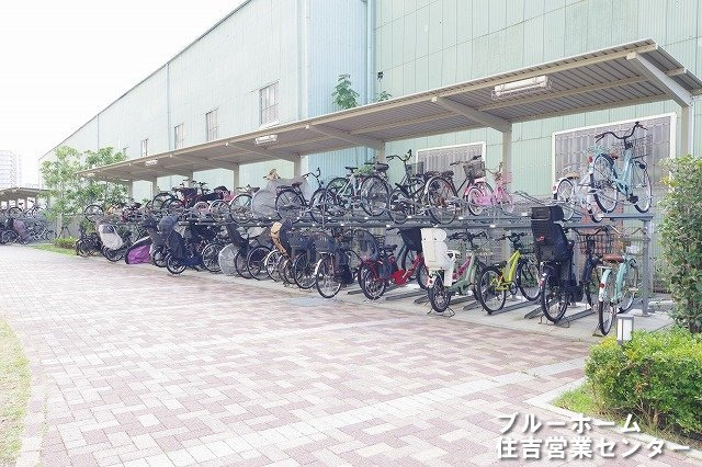 屋根付きの駐輪場がございます　！