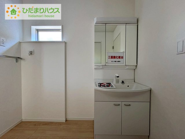 三面鏡の大きな鏡は憧れます(^^♪　鏡の後ろは収納となっていて、細かいものでも収納できるのでスッキリと整理できます！