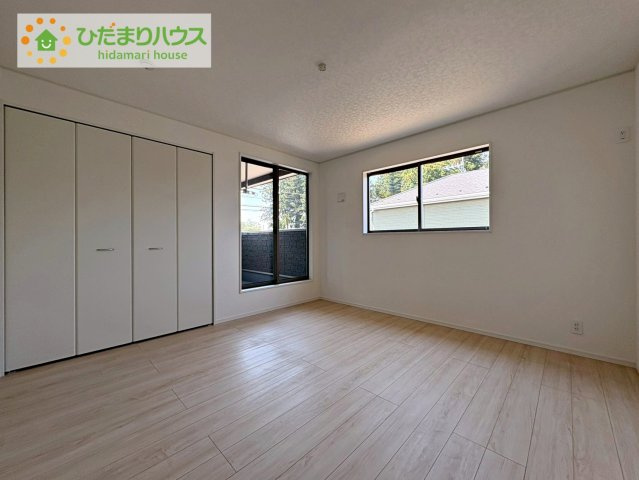 広めの主寝室は、ベッドの他にもパソコンデスクやドレッサーなども置けちゃいます(*^-^*)