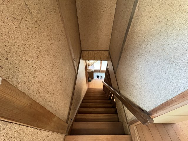 手すり付きで上り下りの安全性に配慮された階段。踏み板がしっかりしており、安定感のある造りです。自然光も感じられる配置で、手すりの位置や照明を調整することで、より安心で使いやすい階段空間に整えられます。