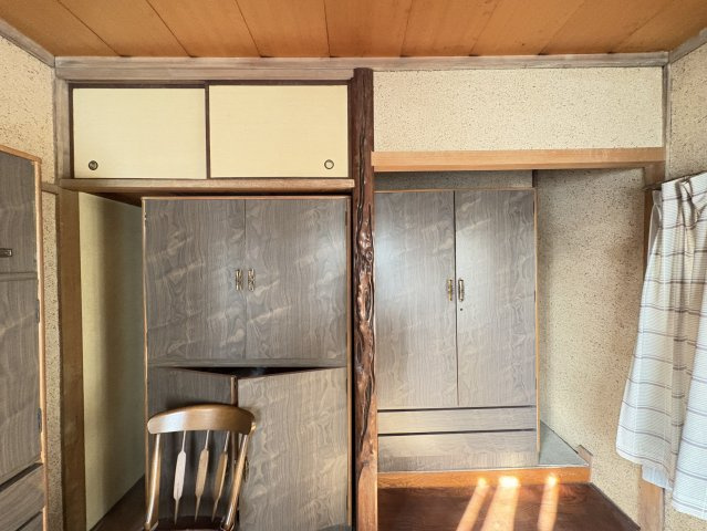 床の間と押入れを備えた、落ち着きのある2階和室。収納力があり、寝室や書斎、客間として多彩に活用可能な一室です。和の趣を感じる造りで、内装を整えることでより上質な空間に仕上げることもできます。