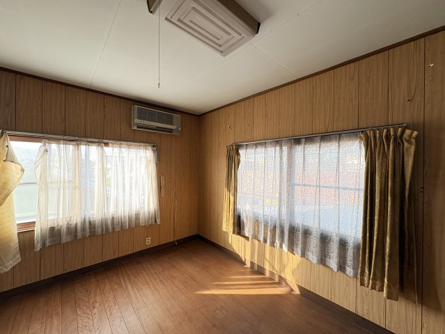 2階にある広々とした洋室は、2面採光で明るさを確保した開放的な空間。寝室や子ども部屋、趣味の部屋など幅広く活用できます。家具配置の自由度も高く、より快適で自分らしい居室へと仕上げられます。