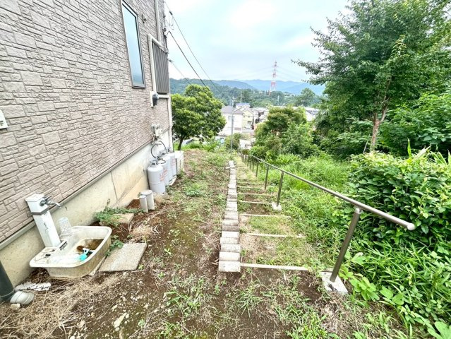 眺望を気にして物件を探す場合、前面に建物が建っていないか現地で確認しましょう！前面に建物があると景色はもちろん、日当たりや風通しにも影響が出てきます。住んだ時のことを想像しながら現地見学をしましょう。