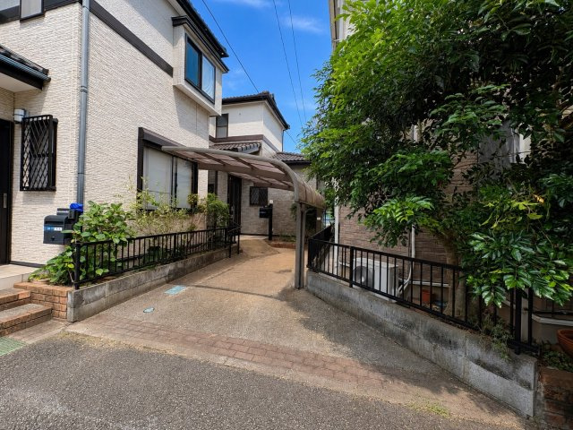 東武スカイツリーライン「春日部」駅徒歩約6分！全居室に収納がある3LDK！水回りがワンフロアにまとまり、家事がスムーズにこなせる間取りです。リビングとつながる和室は、生活の幅が広がる便利な空間です。