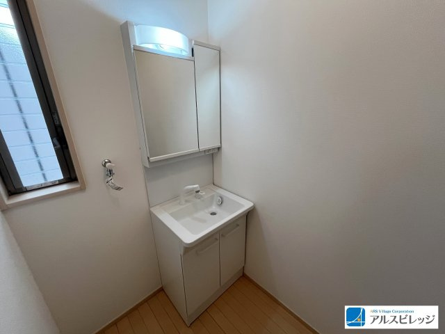 2面鏡の独立洗面台は収納力もあり、朝の支度もスムーズに！