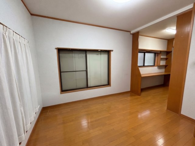 2階洋室（約10.5帖）。備え付けデスク&amp;本棚で書斎や趣味部屋にも利用可能。（CG加工で家具消しを行っています）