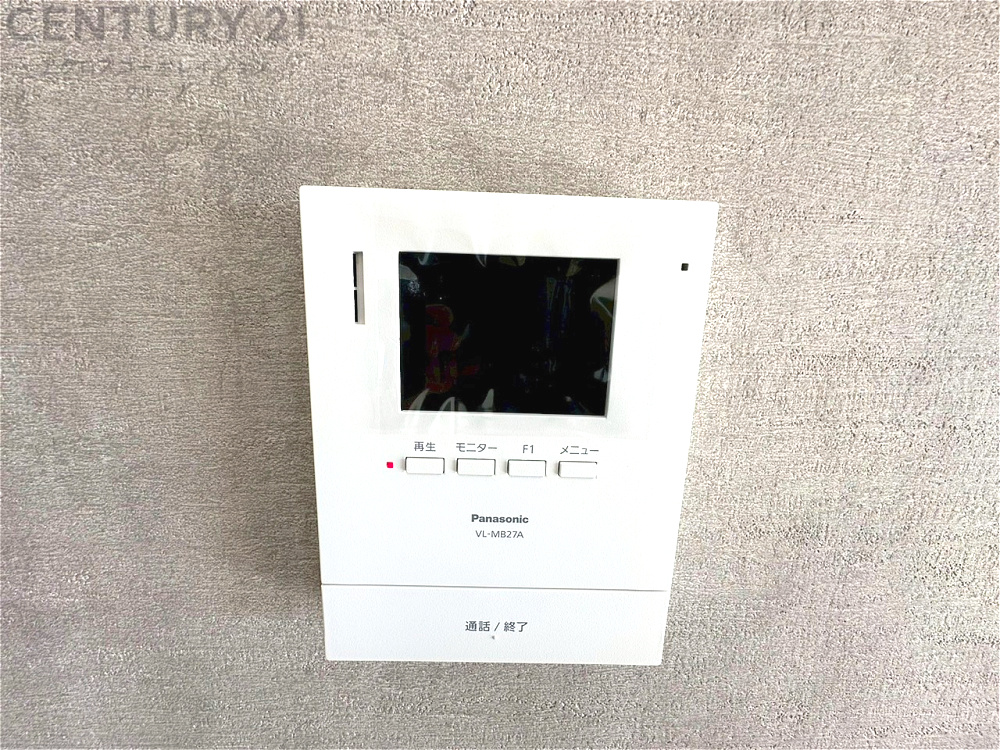 訪問者が来たときにテレビ画面で確認できるため、安心してドアを開けられます。録画機能があるものもあり、留守中に来訪者を記録しておくことができます。利便性が高く、セキュリティ面でも安心です。